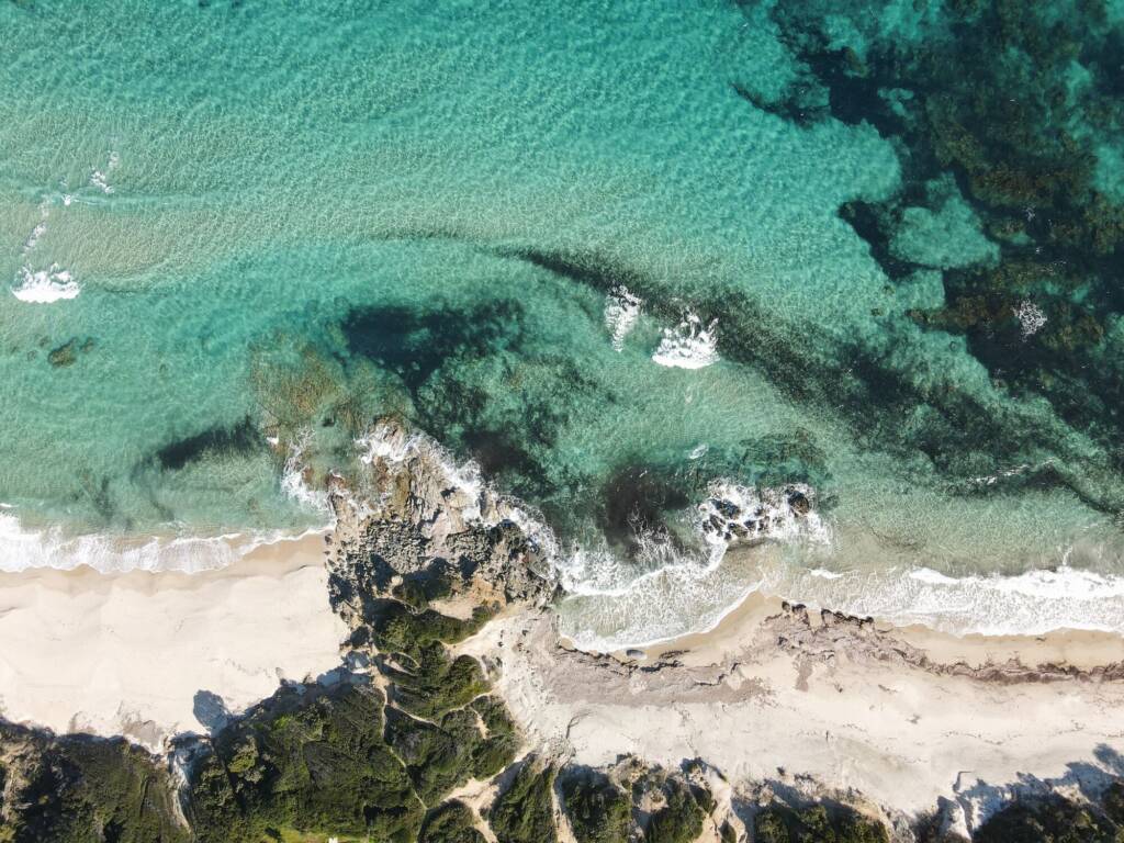 Costa e mare cristallino visti dall'alto