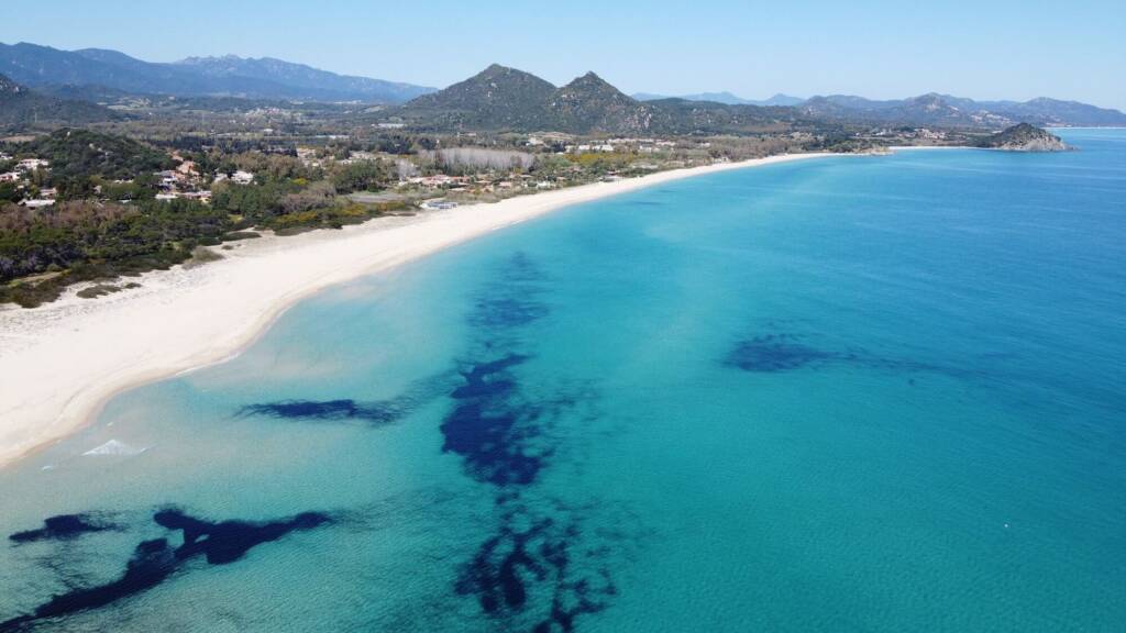 Costa Rei dall'alto: spiaggia di sabbia chiara e mare turchese