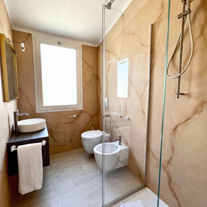 Aura Midi: bagno di servizio con doccia