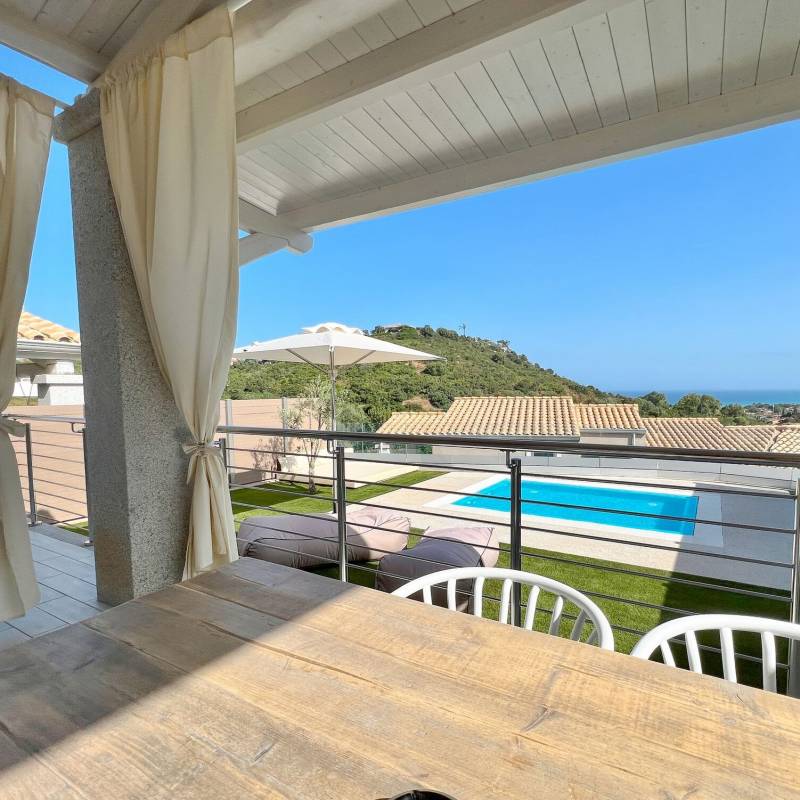 Aura Midi: veranda e giardino privato