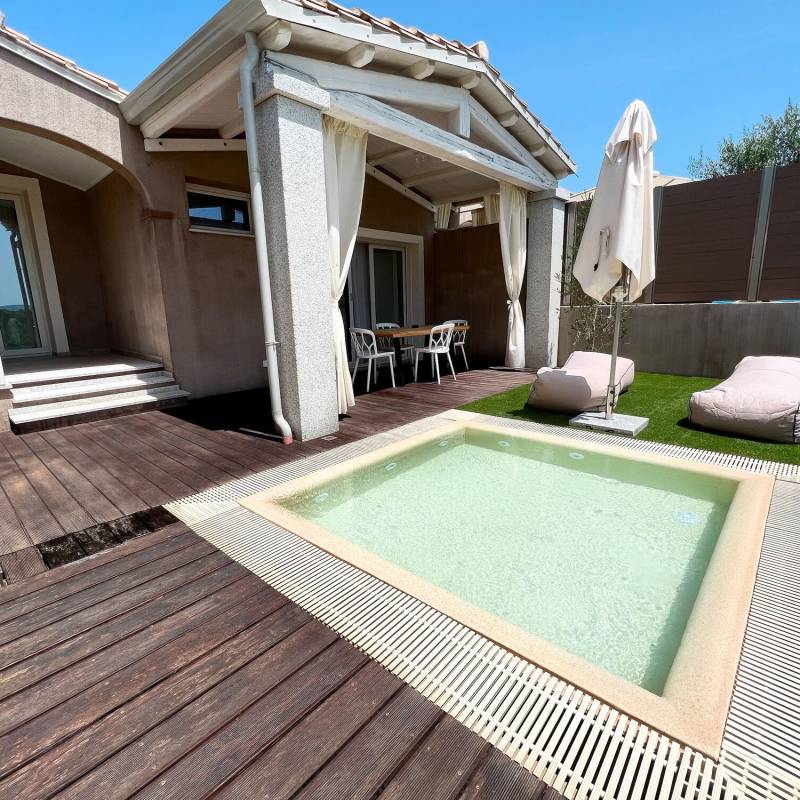 Aura Mini: giardino con plunge pool idromassaggio privata