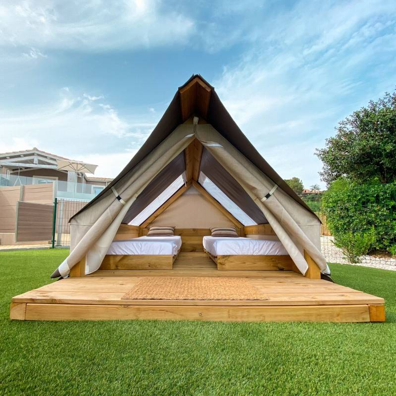 Aura Luna: tenda con letti nel giardino