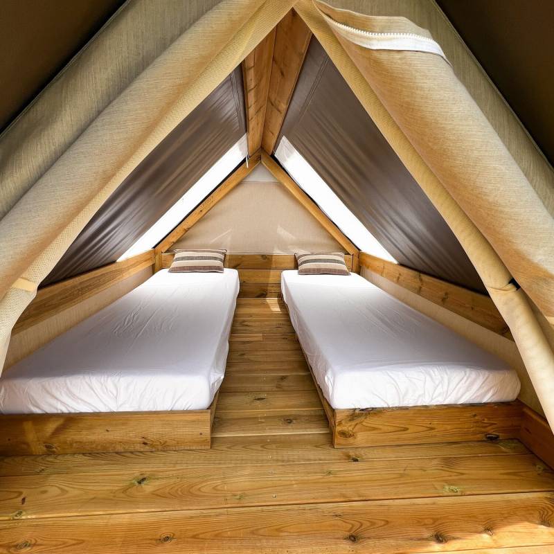Aura Luna: tenda con letti nel giardino