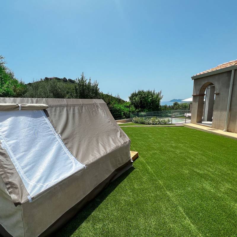 Aura Luna: tenda con letti nel giardino