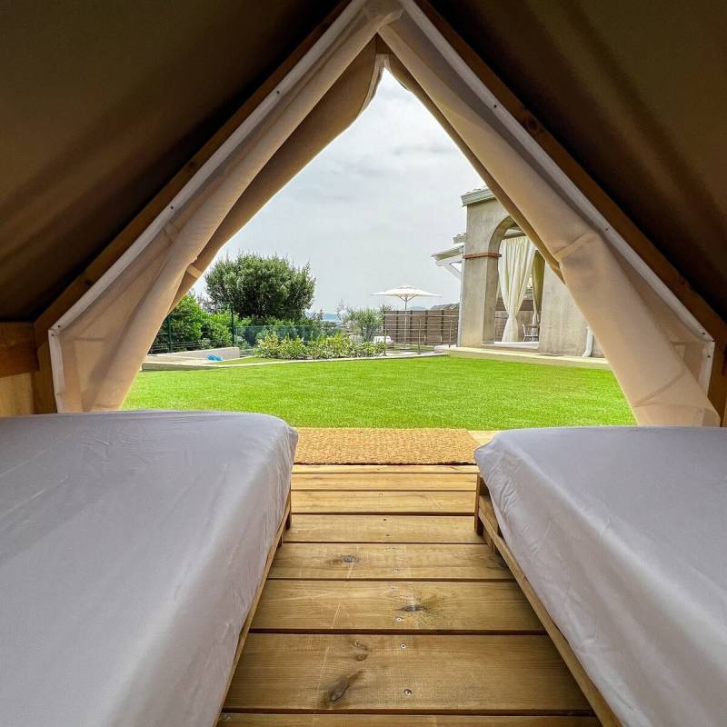 Aura Luna: tenda con letti nel giardino